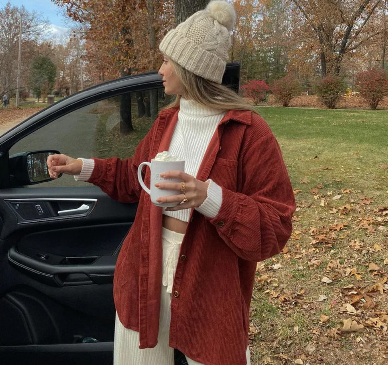 Под сарафан и пиджак: как выглядеть стильно в простой белой водолазке