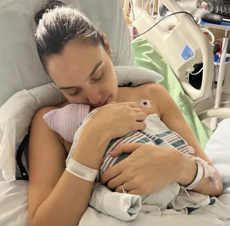 Галь Гадот с дочкой