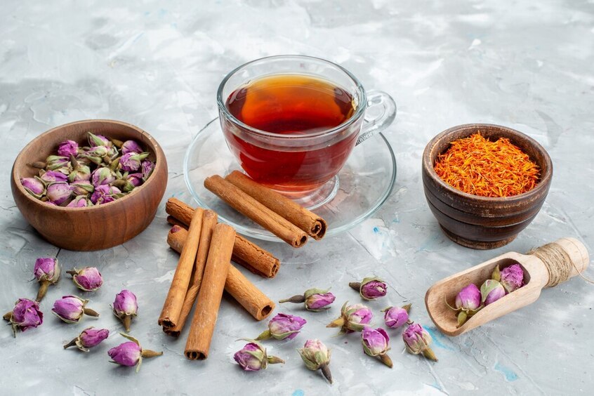 Борется с раком, способствует похудению: какие добавки к чаю делают его еще полезнее