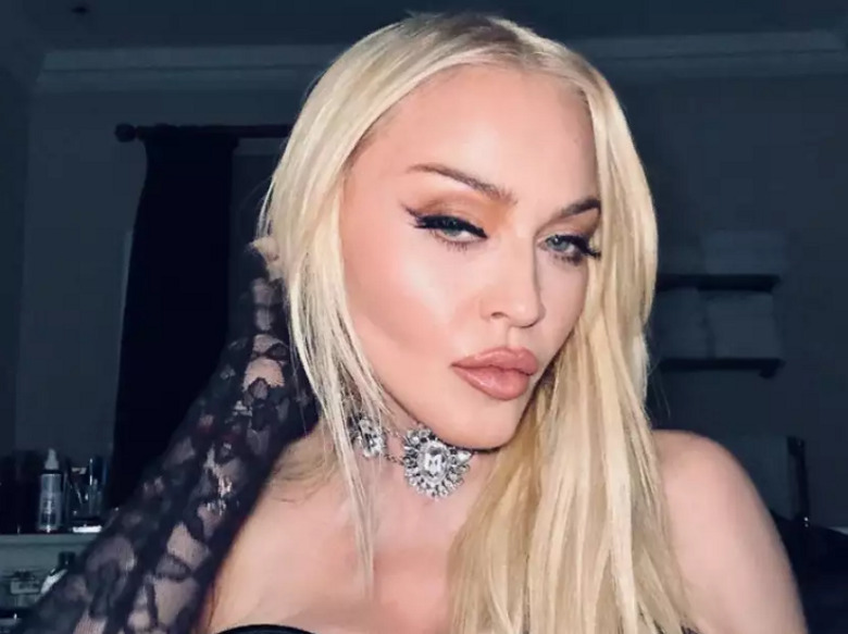 Мадонна плюнула в фанатов пивом во время концерта