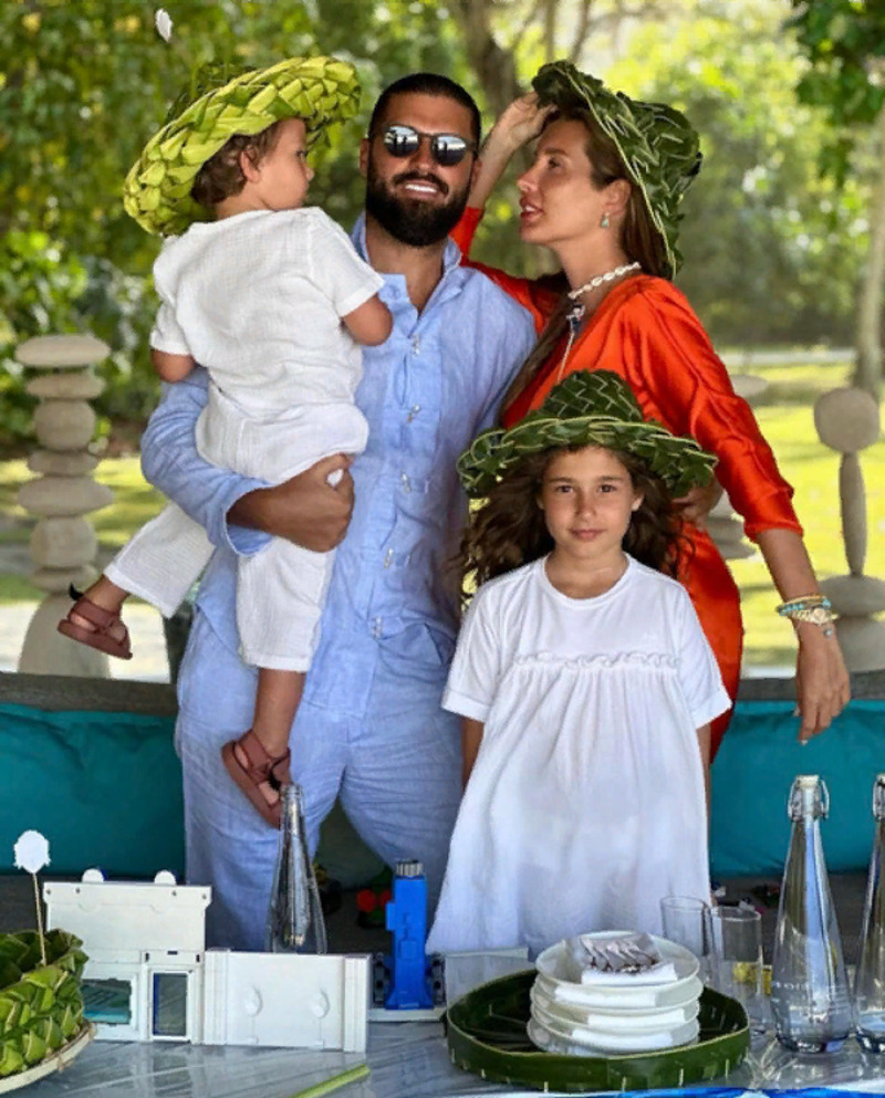 Кети с мужем и детьми