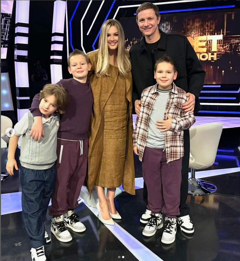 Кожевникова с сыновьями и Романом Павлюченко