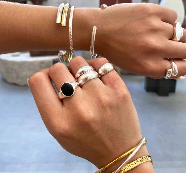 Можно ли носить вместе золото и серебро: советы стилиста и народные приметы