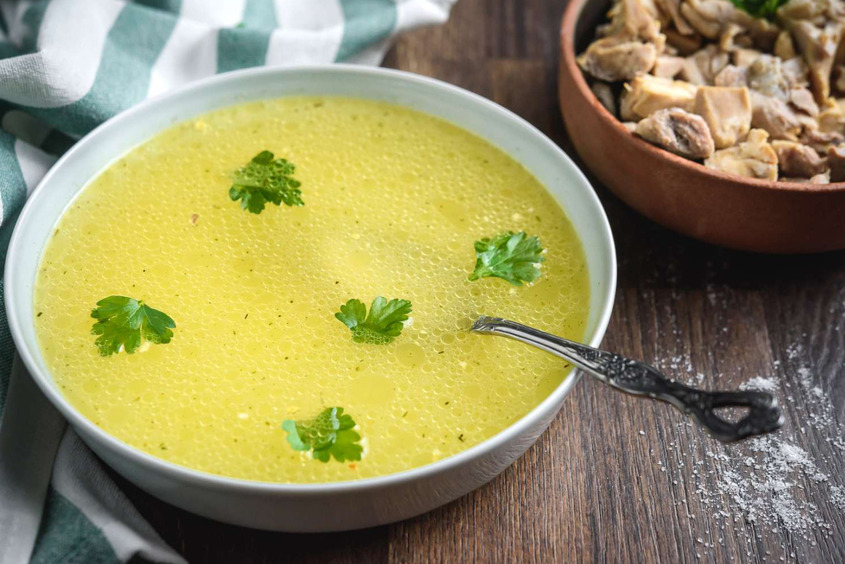 Почему вам нужно пить куриный бульон вместо кофе по утрам