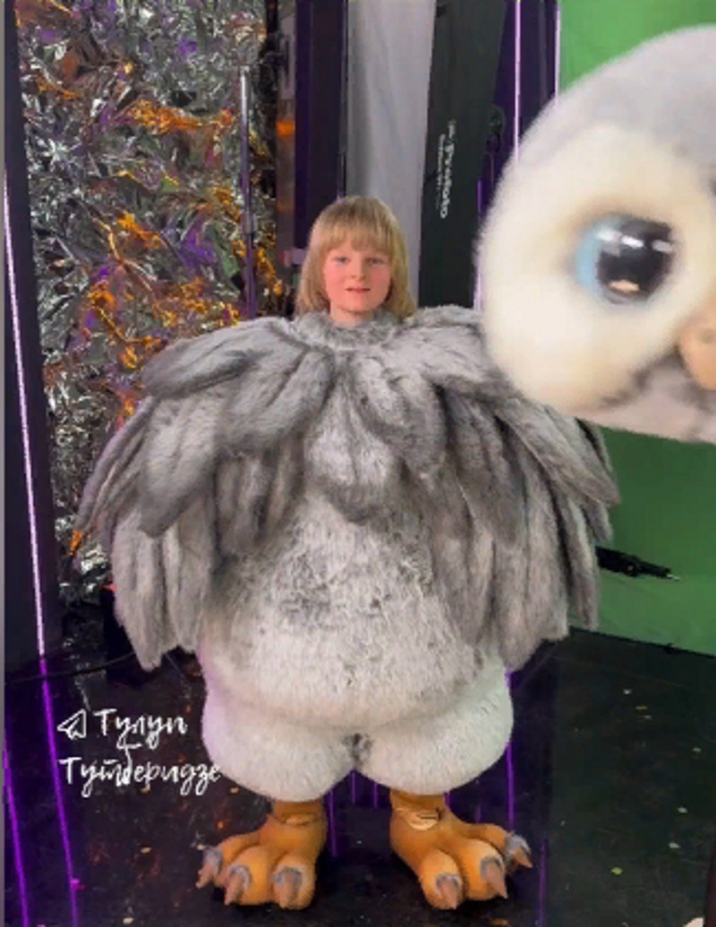 Саша в костюме совы