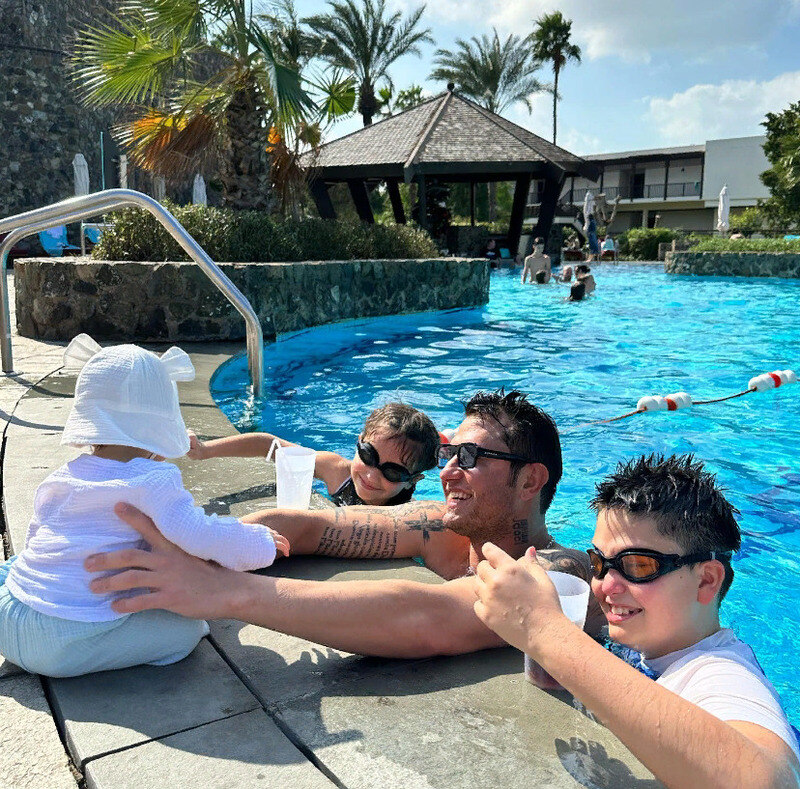 Актер со всеми своими детьми