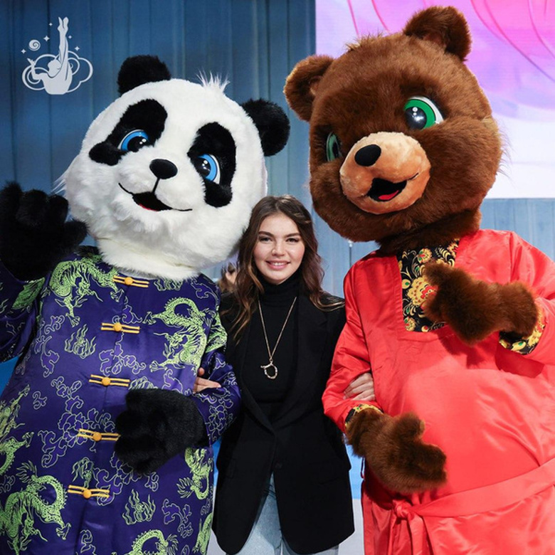 Алина Кабаева улетела в Китай: «Привезли им российский снег»