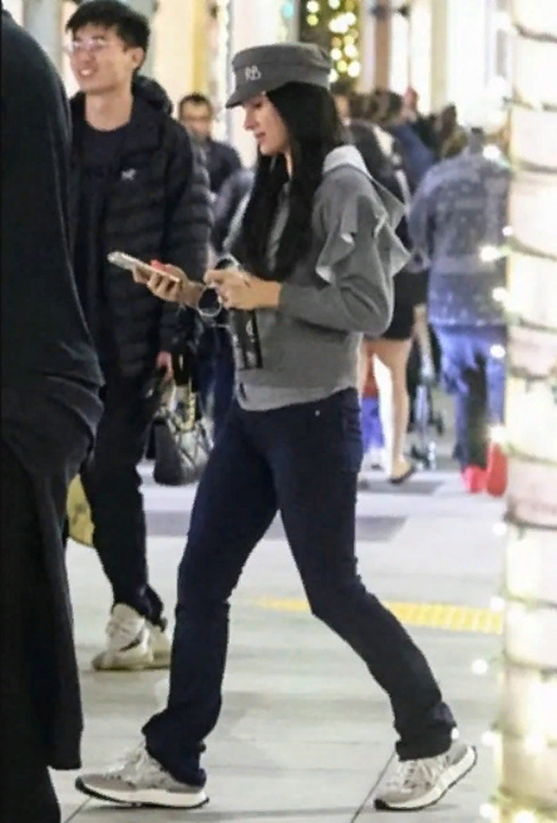 Пэрис в парике