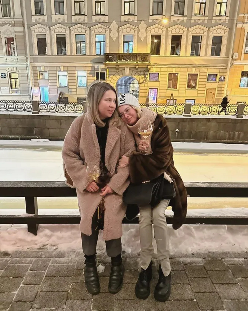 ЮЛИЯ ВЫСОЦКАЯ С ПОДРУГОЙ