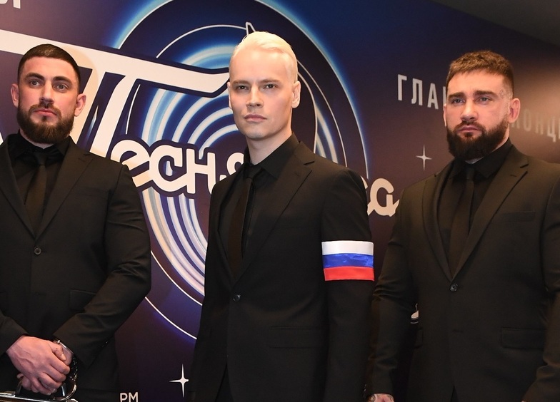 SHAMAN (в центре)