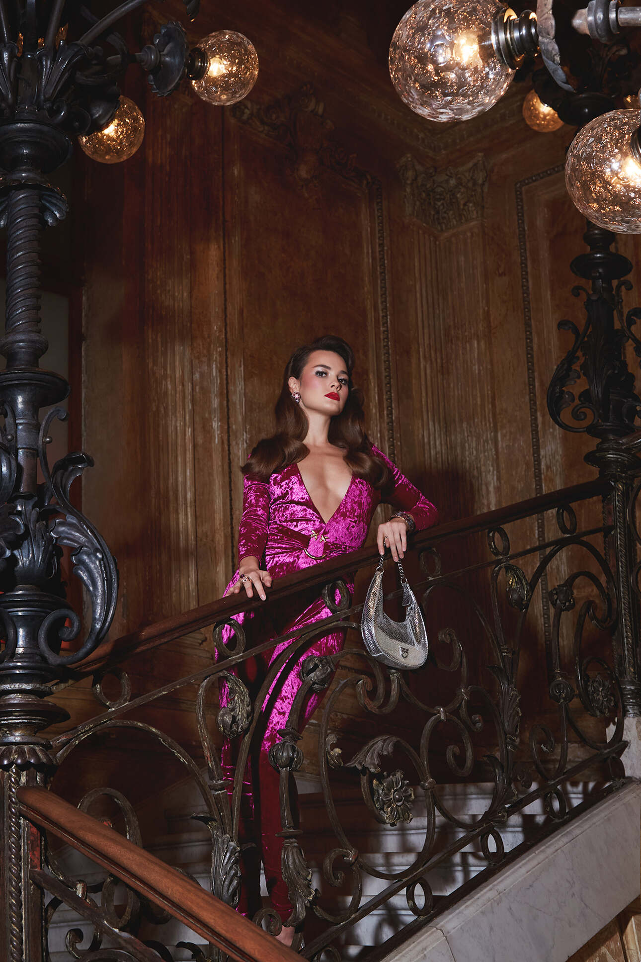 Фото: Татьяна Шагова Ассистент по свету: Матвей Шичкин Стиль: Евгения Лачина Макияж: Анастасия Кириллова Волосы: Мария Родькина Локация: Cristal Room Baccarat