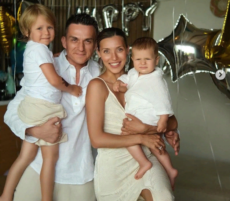 Влад Топалов с Региной Тодоренко и детьми