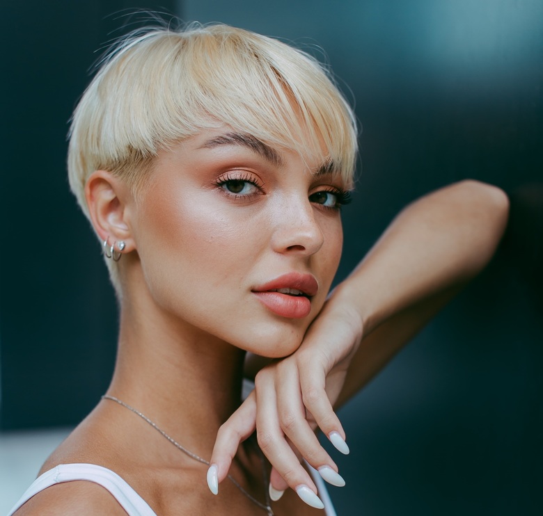 С эффектом ботокса: стрижки, которые омолодят вас на 10 лет