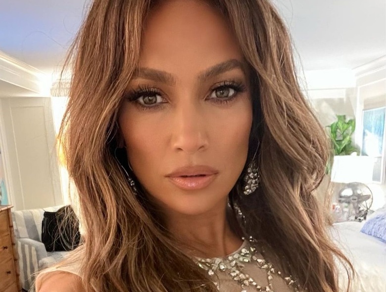 Окрашивание «кошачья брюнетка»: новый метод омоложения Дженнифер Лопес и других звезд Голливуда за 50