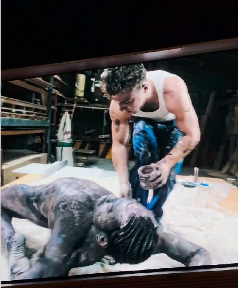 Кадр из видео с выставки сына Мадонны