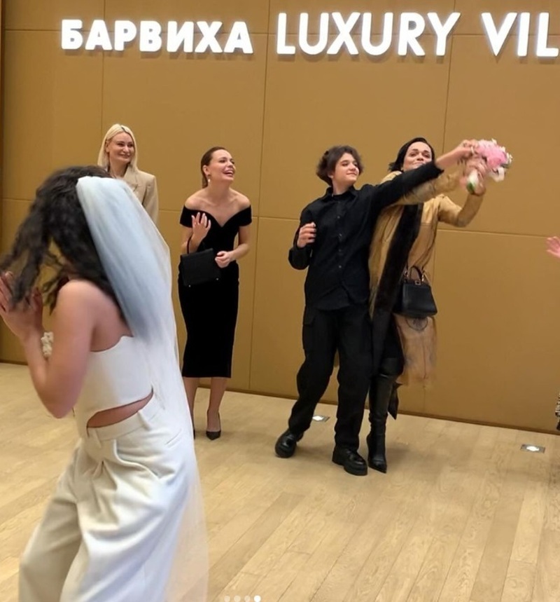 Слава поймала букет невесты