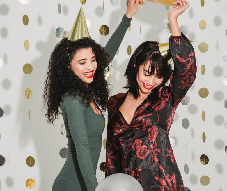 Рыбки в пайетках: как выбрать новогодний наряд по знакам Зодиака