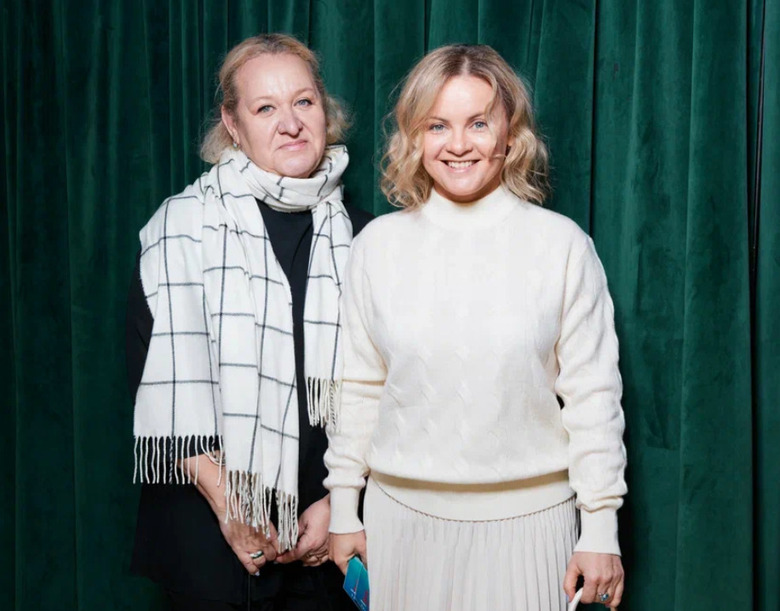 Юлия пришла на премьеру с подругой