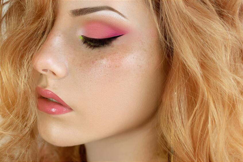 Глазурь, летучая мышь и другие тренды макияжа 2024