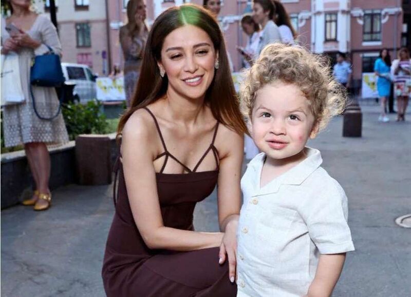 Равшана Куркова с сыном