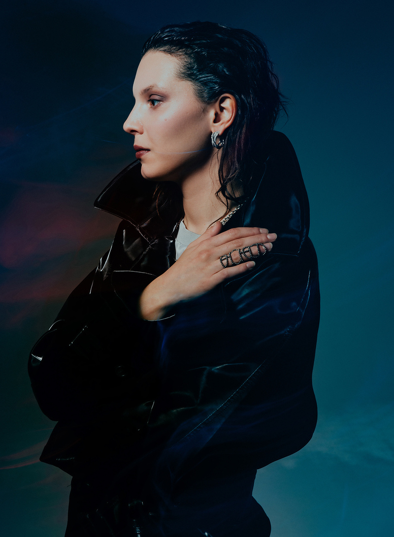 Плащ, IRN; платье, LIME; серьги и колье, все – DAVID YURMAN; кольцо, NIKOS KOULIS