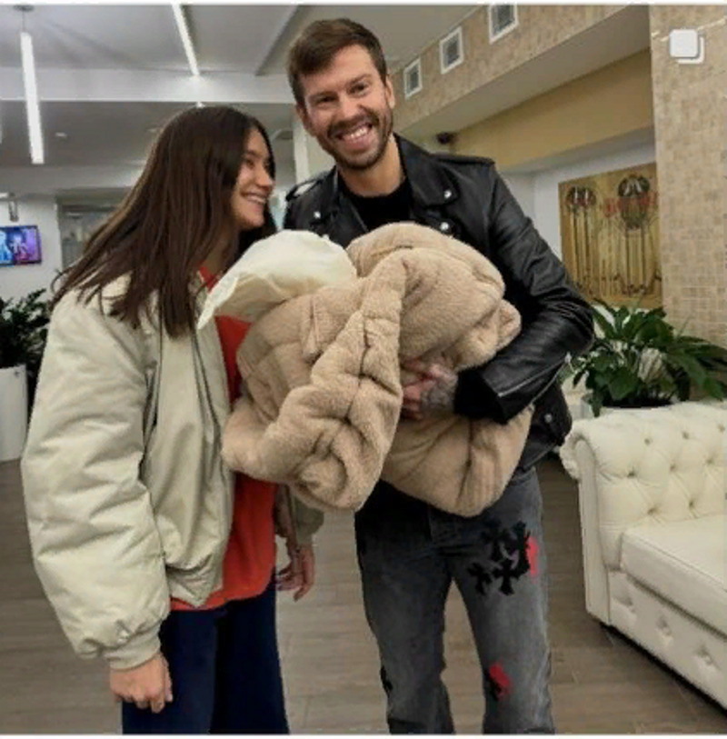 Семья на выписке из роддома