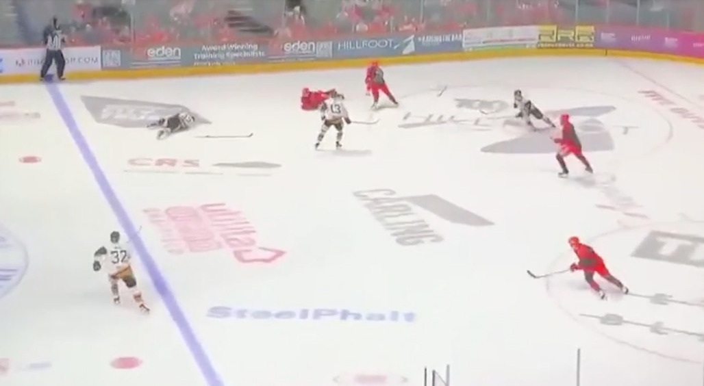 Страшная трагедия во время матча: Адаму Джонсону перерезали коньком горло