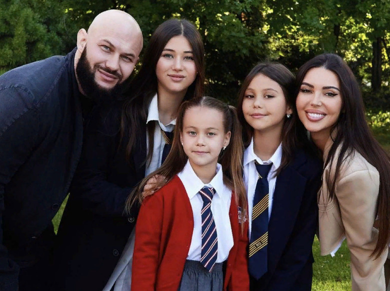 Джиган с женой и дочками