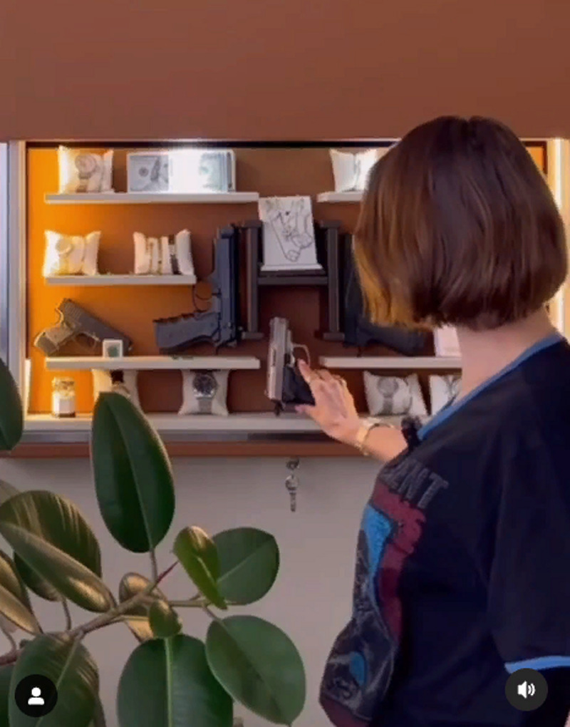 Виктория показала свое оружие