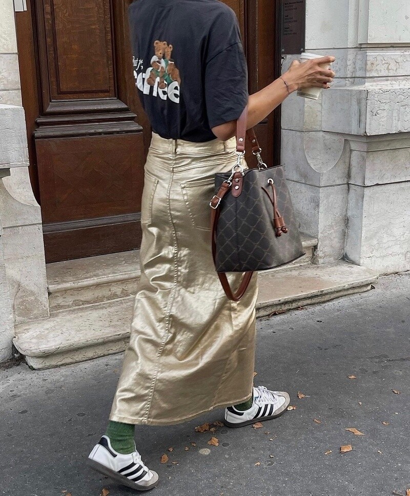 на улицах французских городов почти везде мелькают кроссовки