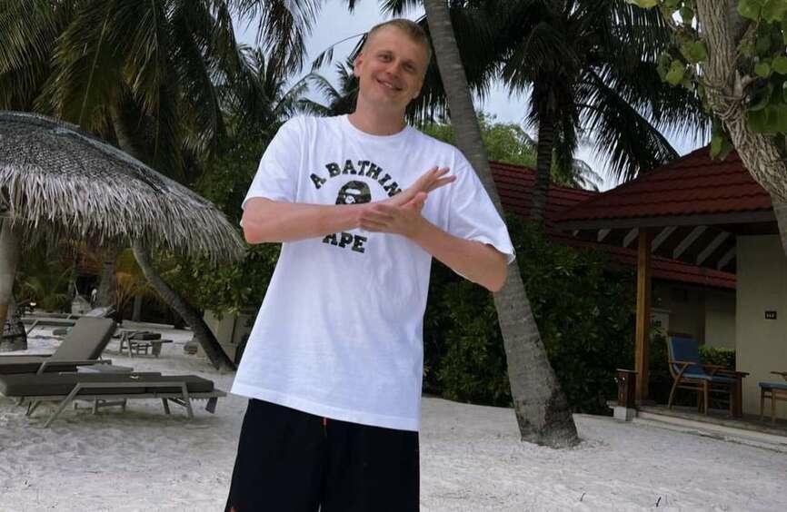 Слава Комиссаренко со сцены объявил о разводе с женой вебкам-моделью