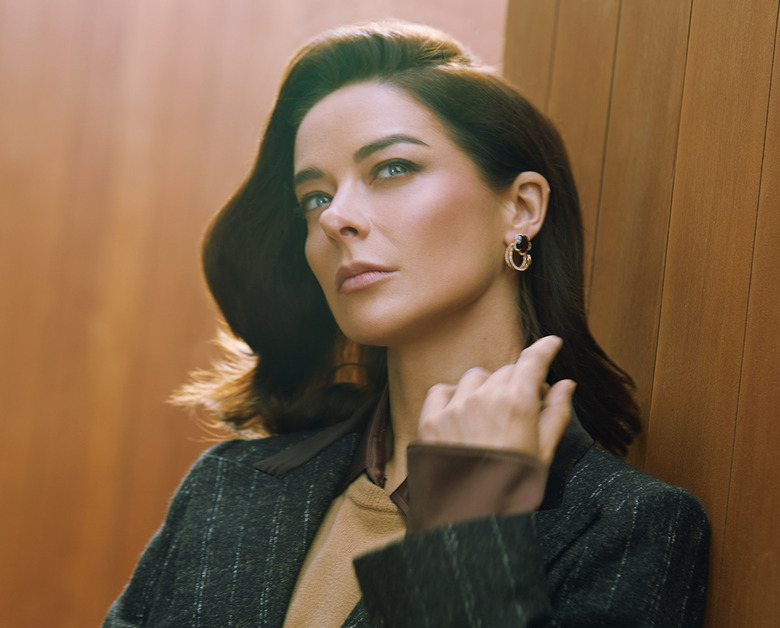 Марина Александрова. Стиль: Евгения Лачина, макияж: Анастасия Кириллова, прически: Мария Родькина. Жакет, джемпер и рубашка, все – DOLCE &amp; GABBANA. серьги из коллекции Bon Ton – PASQUALE BRUNI