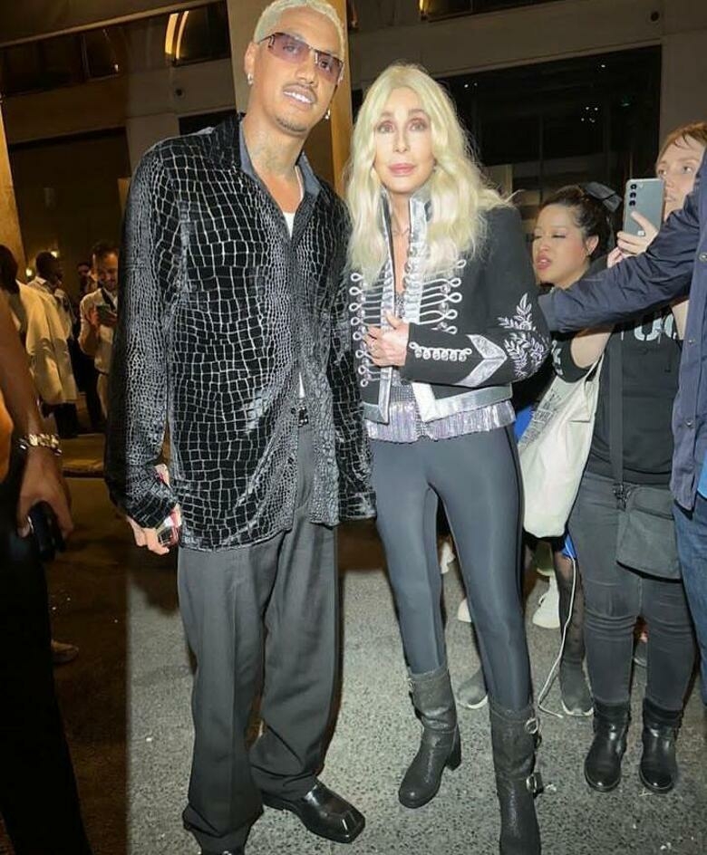 Звезда рассказала, что влюбилась в Александра по смс после того, как общий друг дал ему ее номер