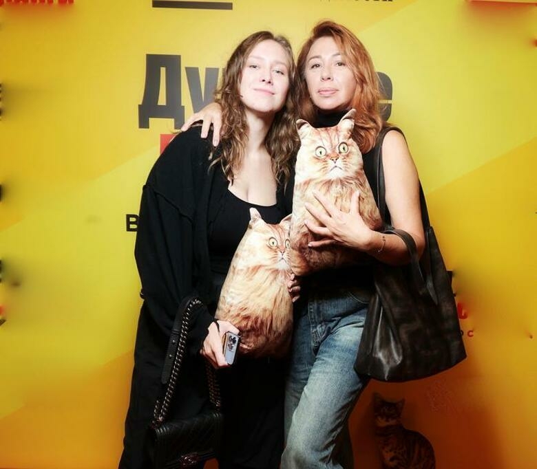 Апина с дочкой на той самой кинопремьере