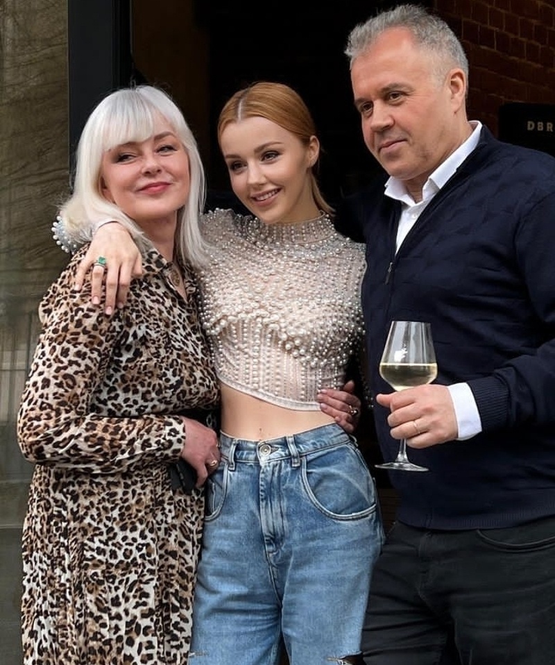 Юлианна Караулова сделала родителям щедрый подарок