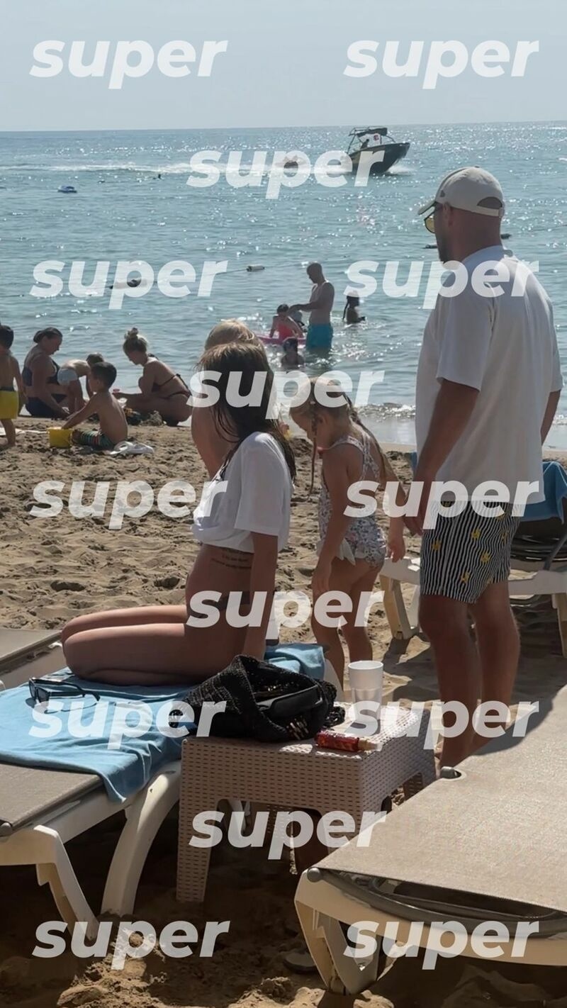 Судя по случайным снимкам, у пары скоро будет ребенок. Но это не точно