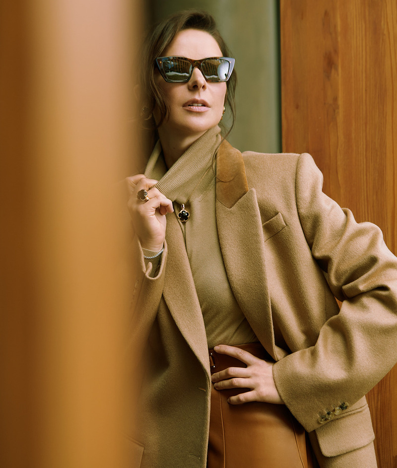 Пальто, ALEXANDER MCQEEN; водолазка и юбка, все – RALPH LAUREN; очки, SAINT LAURENT; серьги, кулон и кольцо из коллекции Bon Ton, все – PASQUALE BRUNI