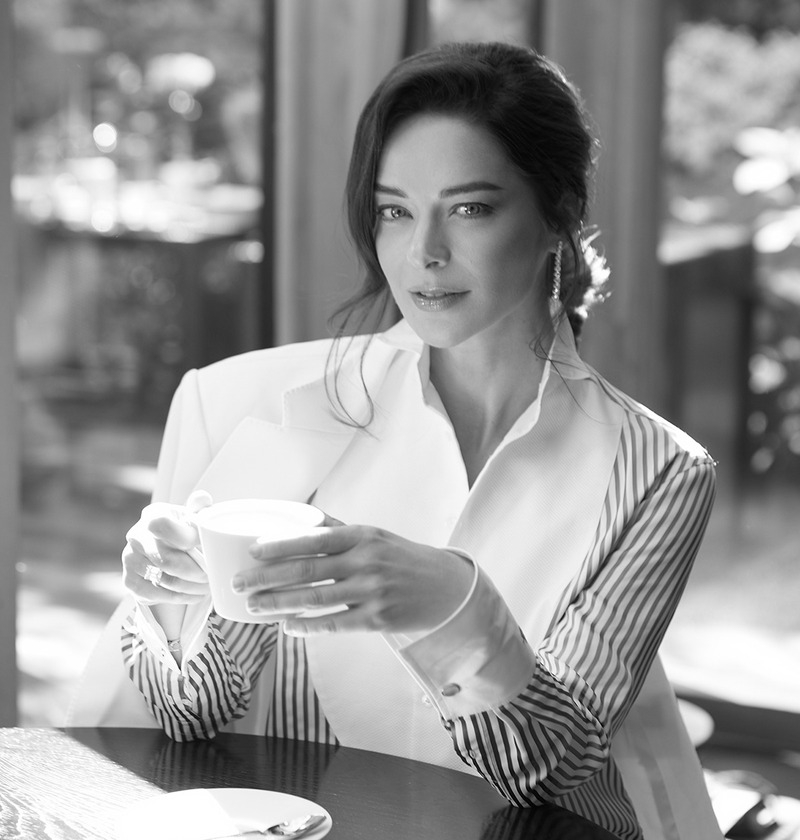 Рубашка и жакет, все – RALPH LAUREN; серьги и кольцо из коллекции Classic, все – MERCURY