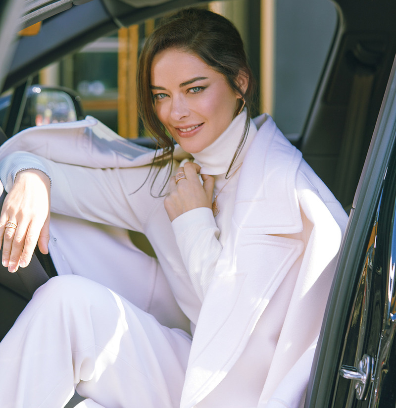 Пальто, VALENTINO; водолазка, DOLCE& GABBANA; брюки, RALPH LAUREN; серьги, кольца и кулон из коллекции Miss Russia, браслет из коллекции Classic, все – MERCURY