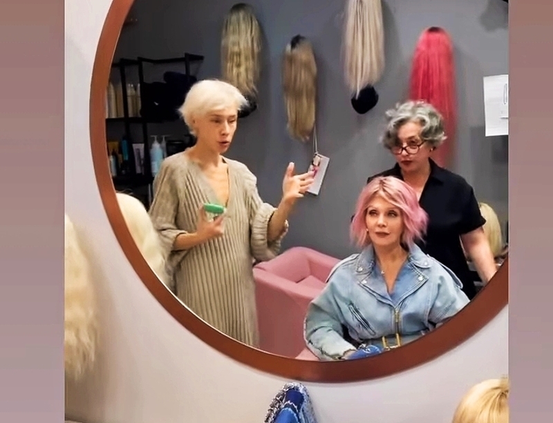 Натуральная блондинка решила перекраситься в розовый