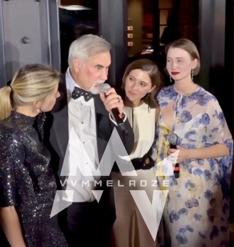 Валерий Меладзе в окружении трех своих дочерей от первого брака