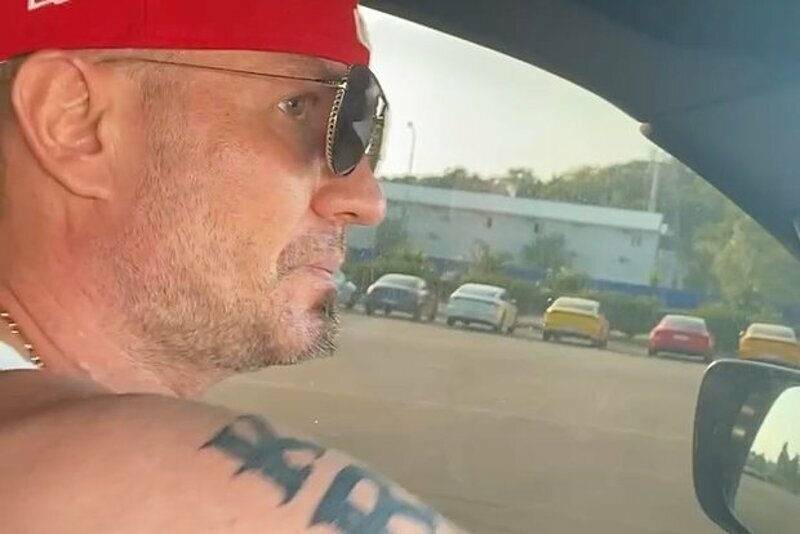 Роман за рулем авто