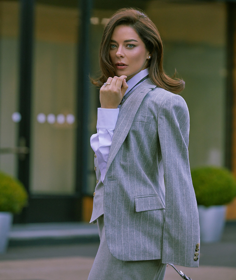 Комбинезон, RALPH LAUREN; рубашка, DOLCE&GABBANA; галстук, BRUNELLI CUCINELLI; серьги и кольцо из коллекции Classic, все – MERCURY