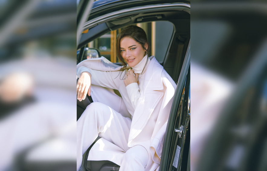 Пальто, VALENTINO; водолазка, DOLCE&amp; GABBANA; брюки, RALPH LAUREN; серьги, кольца и кулон из коллекции Miss Russia, браслет из коллекции Classic, все – MERCURY