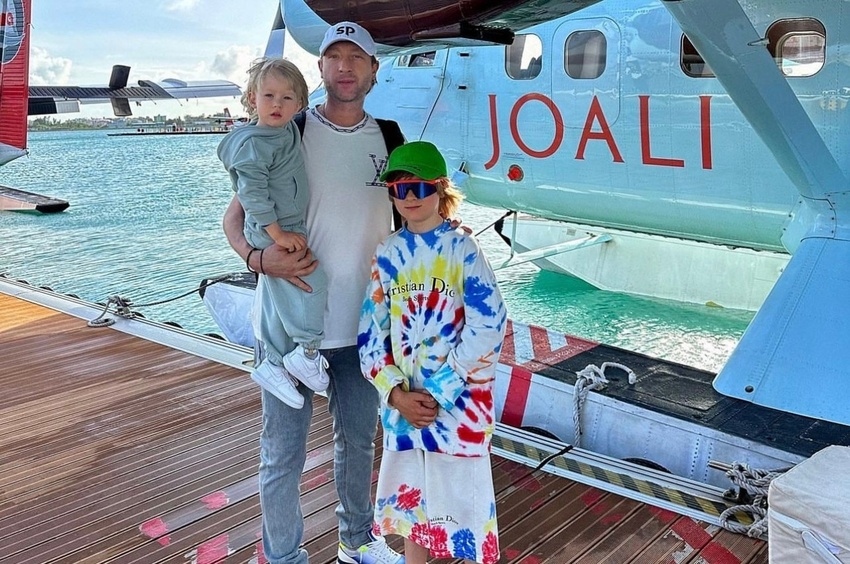 Евгений Плющенко с сыновьями Александром и Арсением