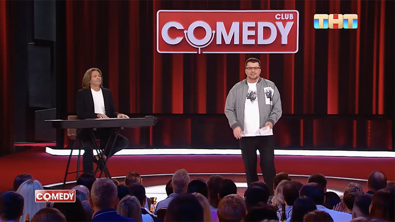 Кадр из передачи, где Харламов спел свою пародию