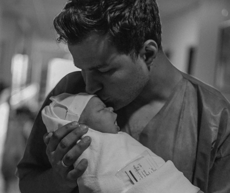 Супруг Анастасии с новорождённым сыном