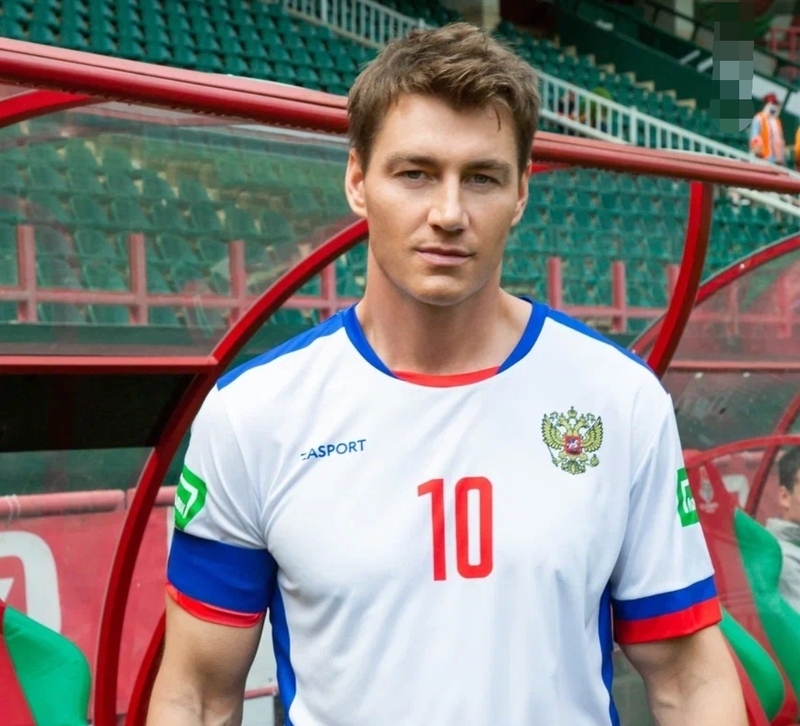 Алексей всю жизнь занимался футболом и сейчас снимается в сериале, где играет футболиста