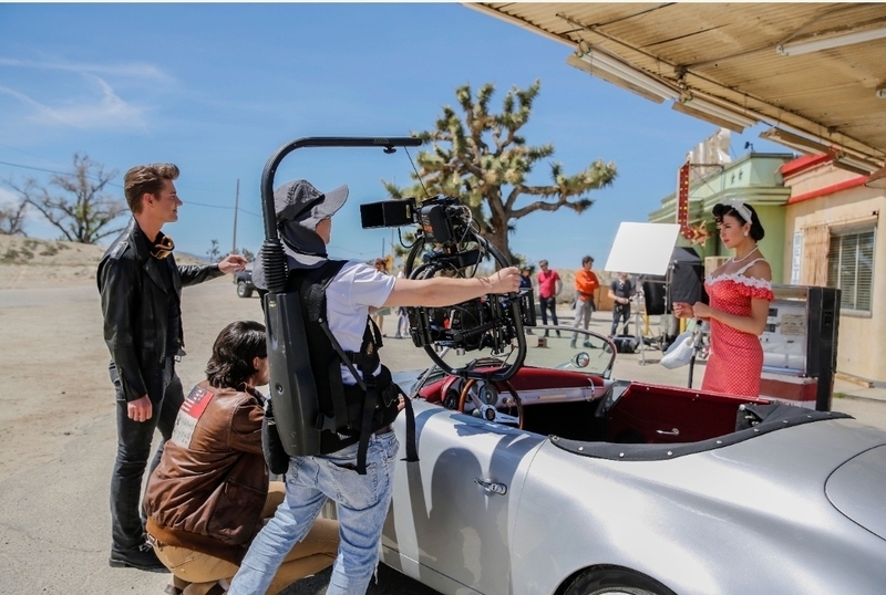 Артист успешно занимается режиссерской деятельностью и снимается в Голливуде