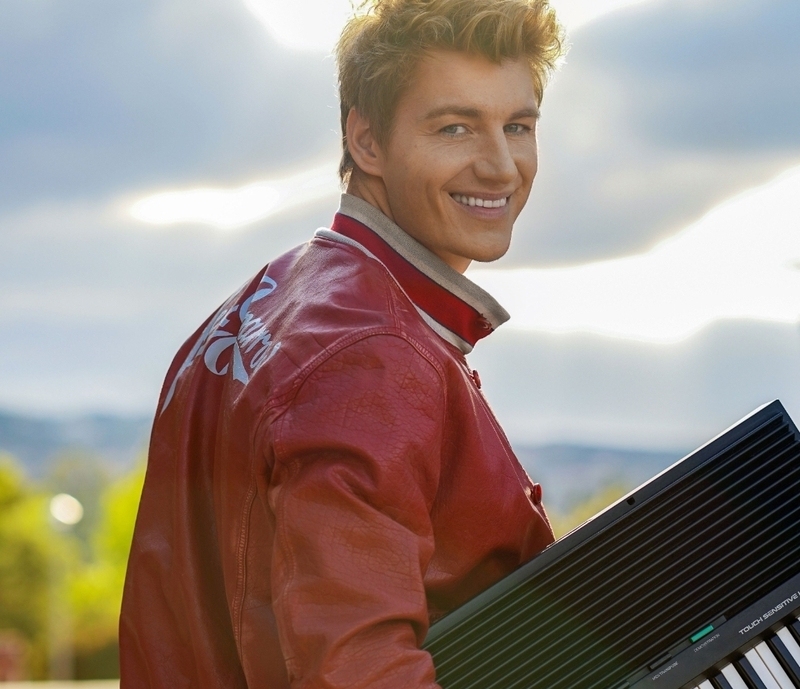 Звезда фильмов и сериалов также умеет играть на большом количестве музыкальных инструментов